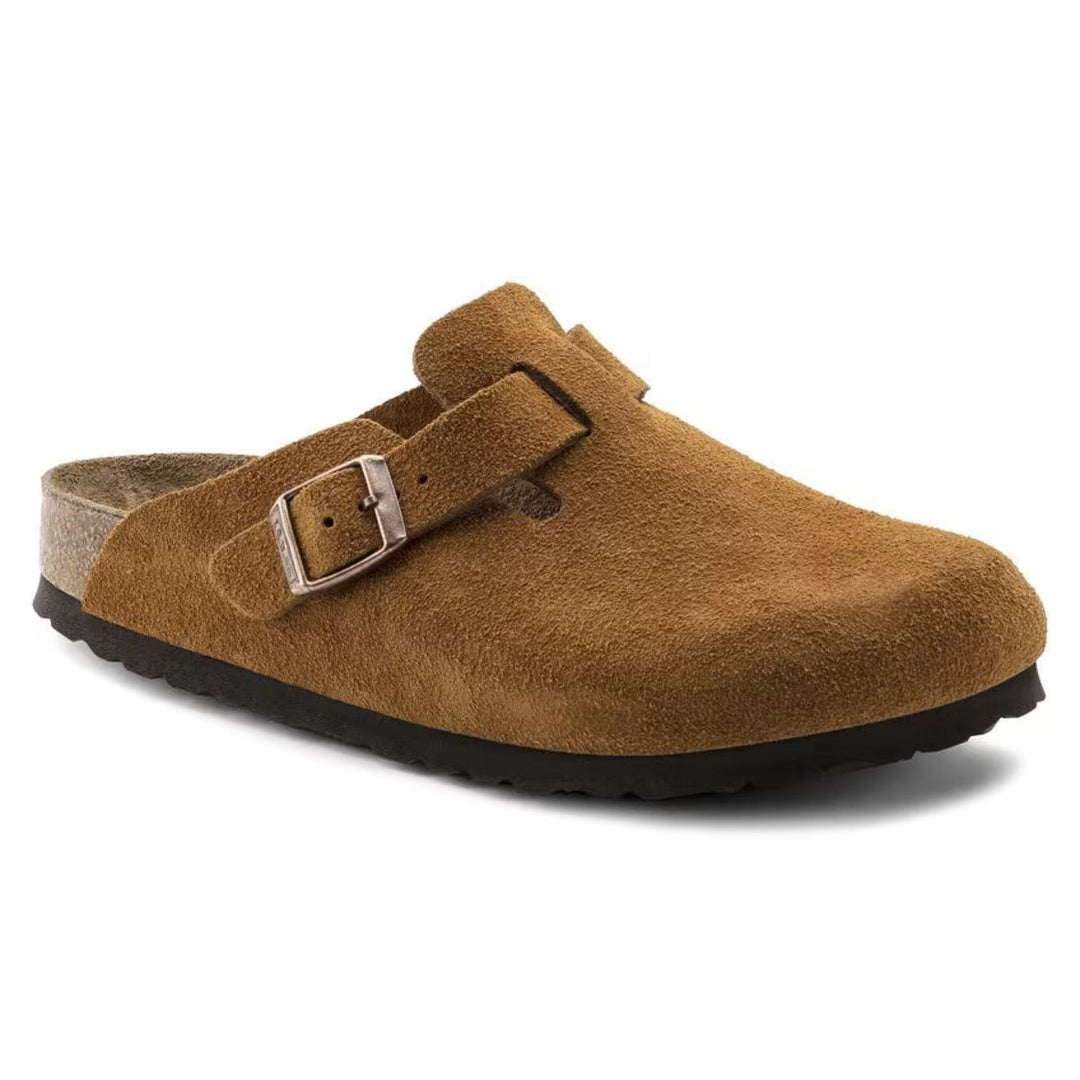 "Sabots en cuir velours taupe avec bride réglable et semelle confortable, idéals pour un usage quotidien."