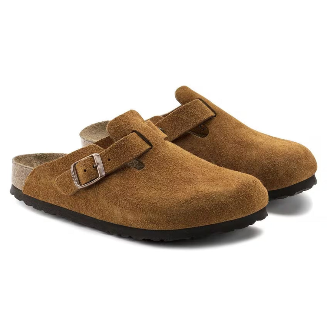 "Sabots en cuir velours taupe avec bride réglable et semelle confortable, idéals pour un usage quotidien."
