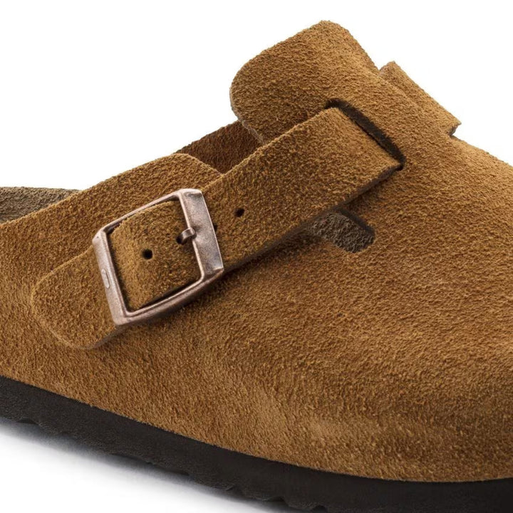 "Sabots en cuir velours taupe avec bride réglable et semelle confortable, idéals pour un usage quotidien."