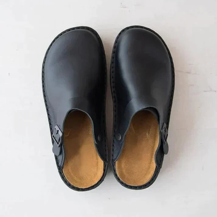 "Sabots orthopédiques en cuir marron, confortables et élégants, avec semelle intérieure rembourrée pour un soutien optimal."