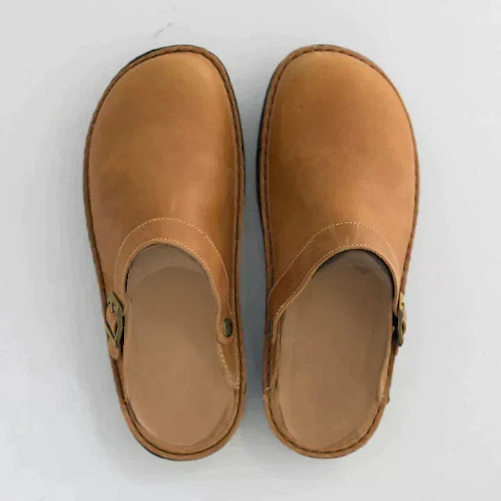 "Sabots orthopédiques en cuir marron, confortables et élégants, avec semelle intérieure rembourrée pour un soutien optimal."