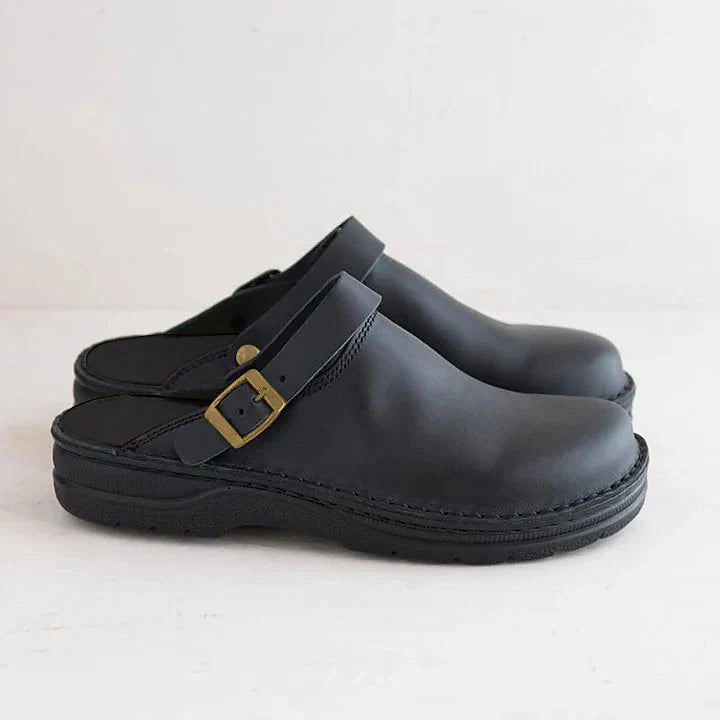 "Sabots orthopédiques en cuir marron, confortables et élégants, avec semelle intérieure rembourrée pour un soutien optimal."