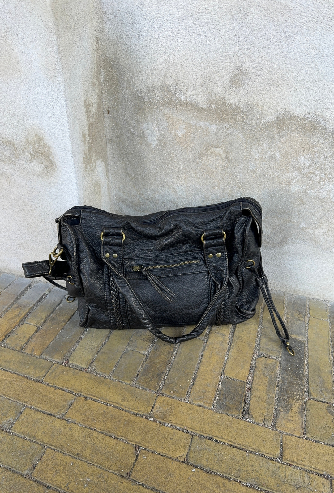 "Sac à bandoulière cuir véritable marron vintage élégant, accessoire femme chic et intemporel, design classique et durable."