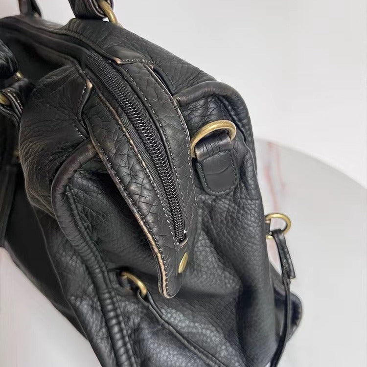 "Sac à bandoulière cuir véritable marron vintage élégant, accessoire femme chic et intemporel, design classique et durable."