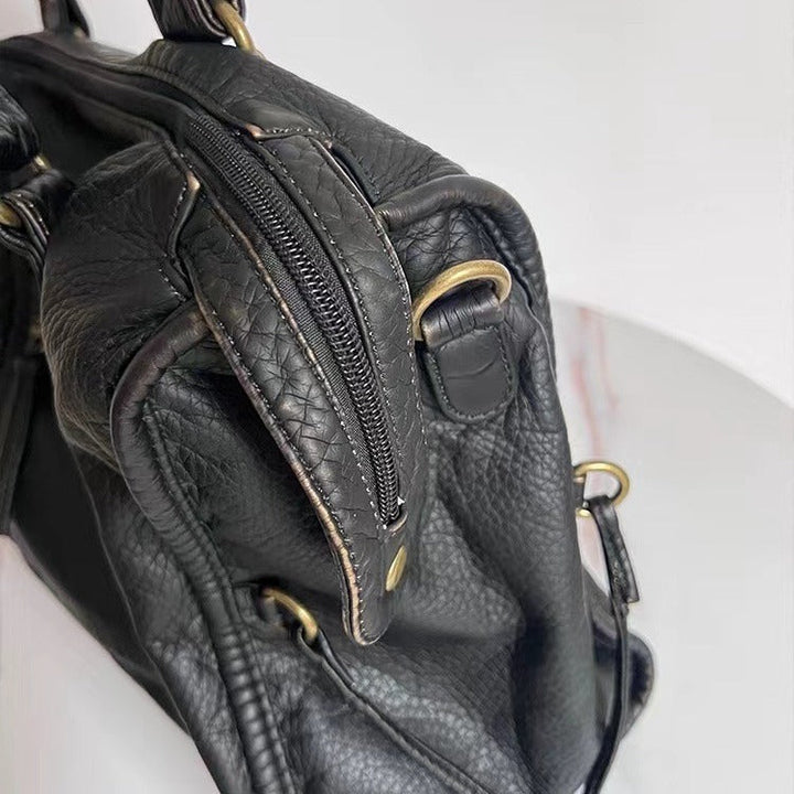 "Sac à bandoulière cuir véritable marron vintage élégant, accessoire femme chic et intemporel, design classique et durable."