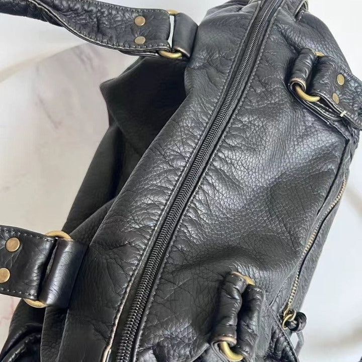 "Sac à bandoulière cuir véritable marron vintage élégant, accessoire femme chic et intemporel, design classique et durable."