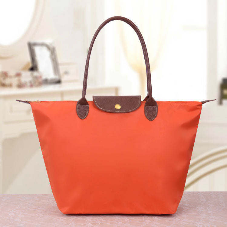 "Sac à bandoulière spacieux, chic et élégant, avec plusieurs compartiments, parfait pour un style féminin décontracté."