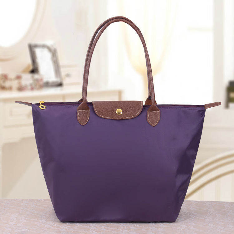 "Sac à bandoulière spacieux, chic et élégant, avec plusieurs compartiments, parfait pour un style féminin décontracté."