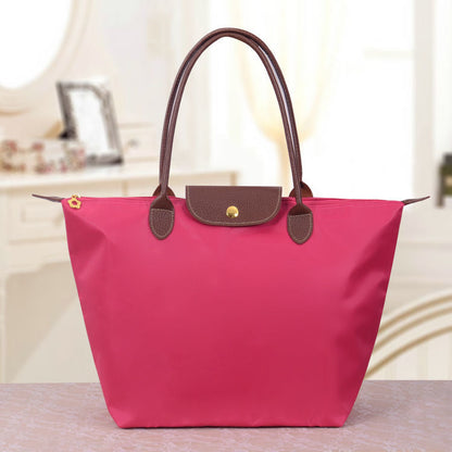 "Sac à bandoulière spacieux, chic et élégant, avec plusieurs compartiments, parfait pour un style féminin décontracté."