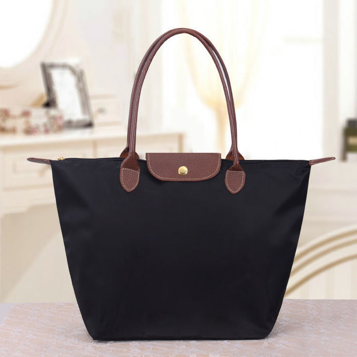"Sac à bandoulière spacieux, chic et élégant, avec plusieurs compartiments, parfait pour un style féminin décontracté."