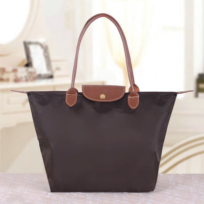 "Sac à bandoulière spacieux, chic et élégant, avec plusieurs compartiments, parfait pour un style féminin décontracté."