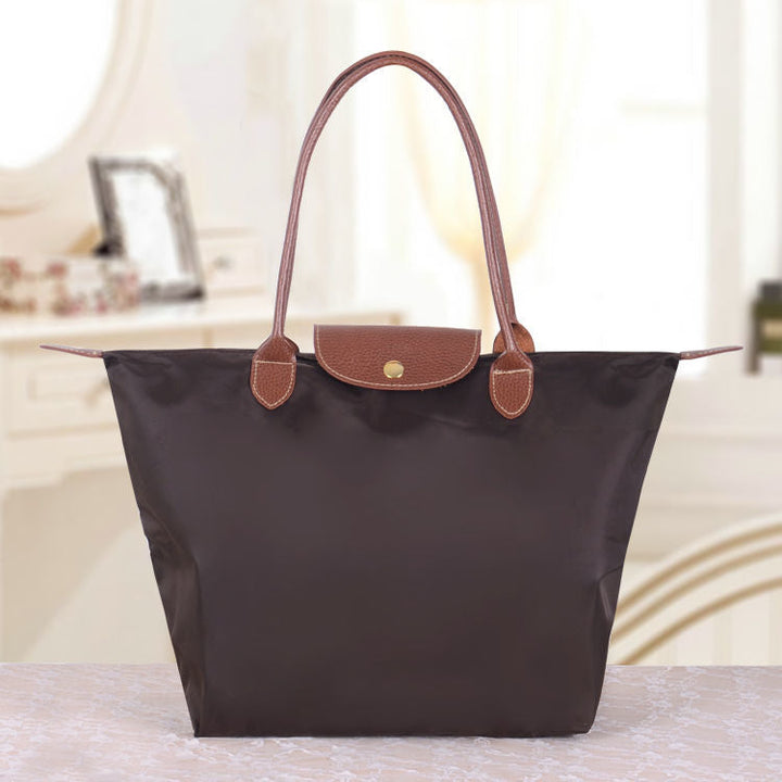 "Sac à bandoulière spacieux, chic et élégant, avec plusieurs compartiments, parfait pour un style féminin décontracté."