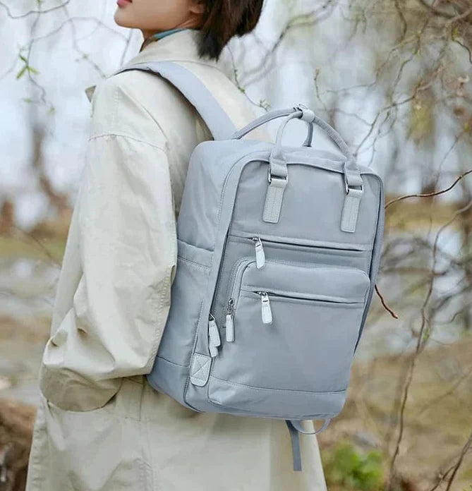 Sac à dos chic femme en nylon bleu, spacieux et élégant, idéal pour travail et voyages. Résistant et imperméable.