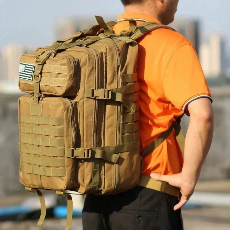 "Sac à dos étanche 50L en nylon robuste, trois compartiments, système MOLLE, idéal pour plein air et randonnées."