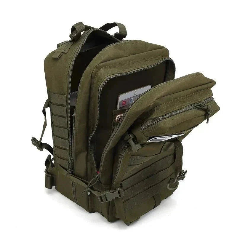"Sac à dos étanche 50L en nylon robuste, trois compartiments, système MOLLE, idéal pour plein air et randonnées."