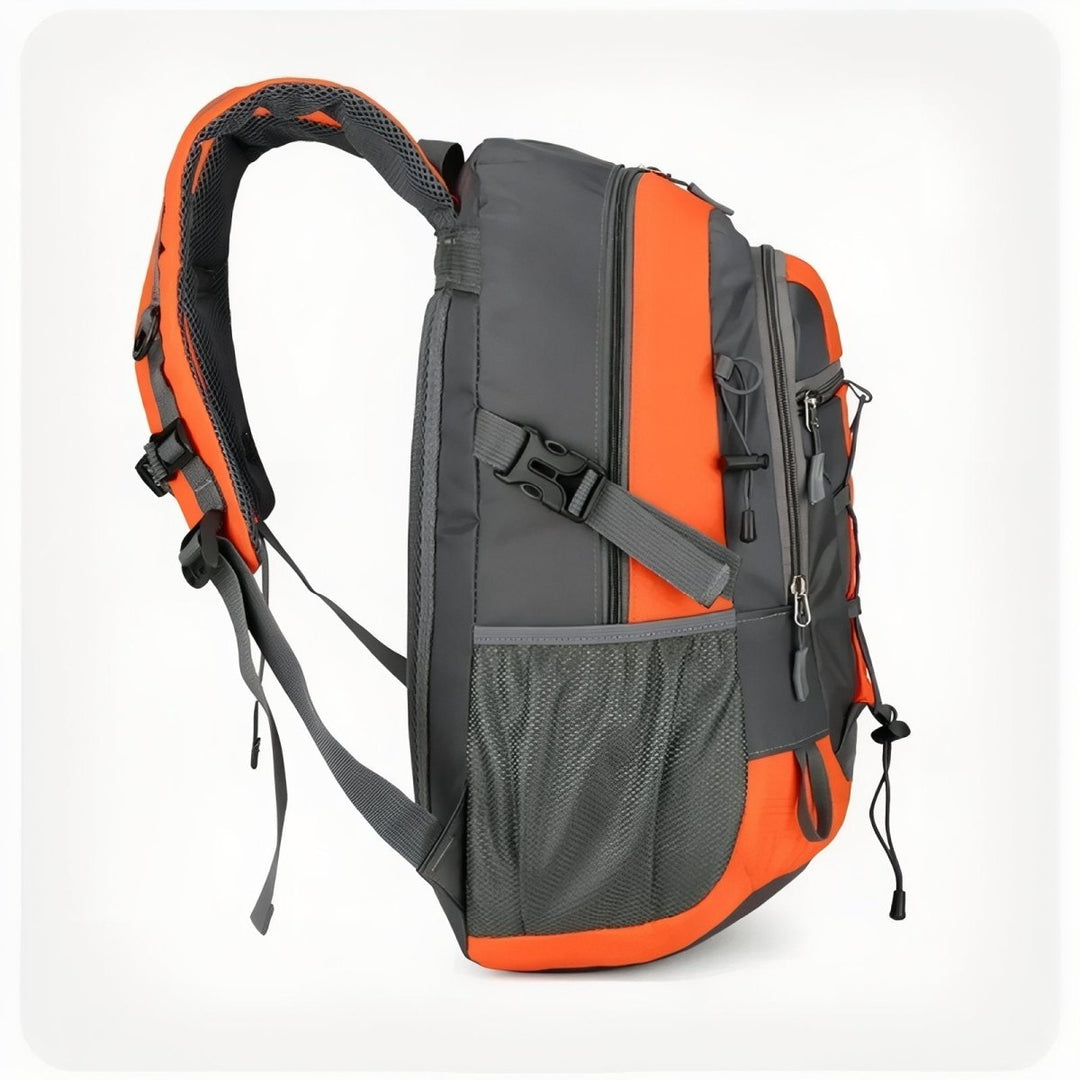 "Sac à dos léger 30L pour randonnée, imperméable, avec bretelles rembourrées et poches en filet."