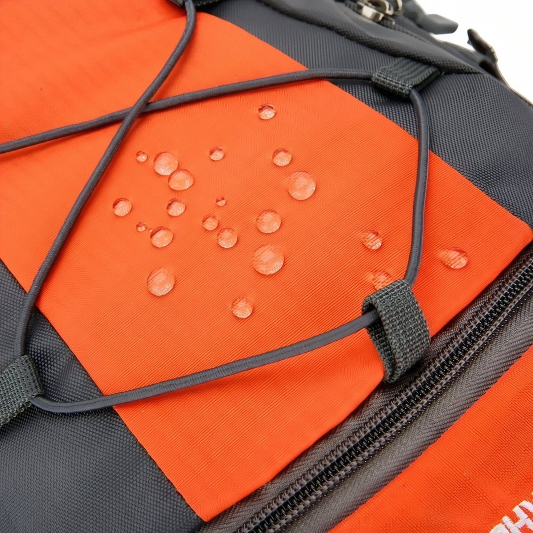 "Sac à dos léger 30L pour randonnée, imperméable, avec bretelles rembourrées et poches en filet."