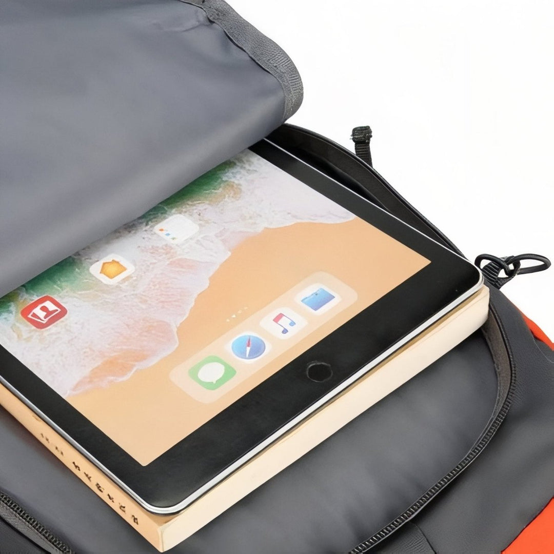 "Sac à dos léger 30L pour randonnée, imperméable, avec bretelles rembourrées et poches en filet."