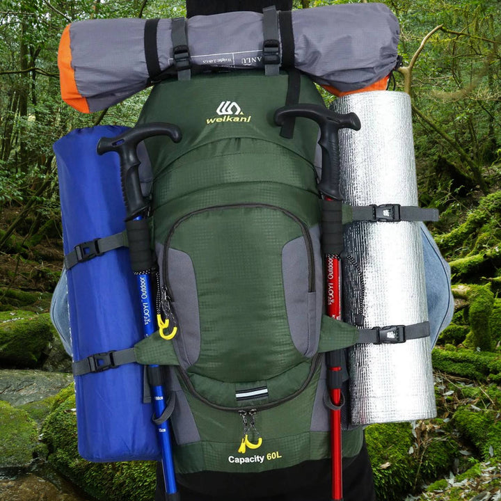 Sac à dos randonnée étanche vert robuste 60L, pour charge lourde, bretelles rembourrées pour aventure en plein air.