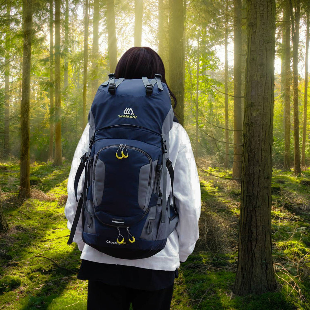 Sac à dos randonnée étanche vert robuste 60L, pour charge lourde, bretelles rembourrées pour aventure en plein air.