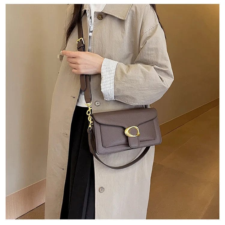 Sac à main de luxe féminin, design structuré chic, cuir noir, bandoulière ajustable, finitions haut de gamme, compartiments.