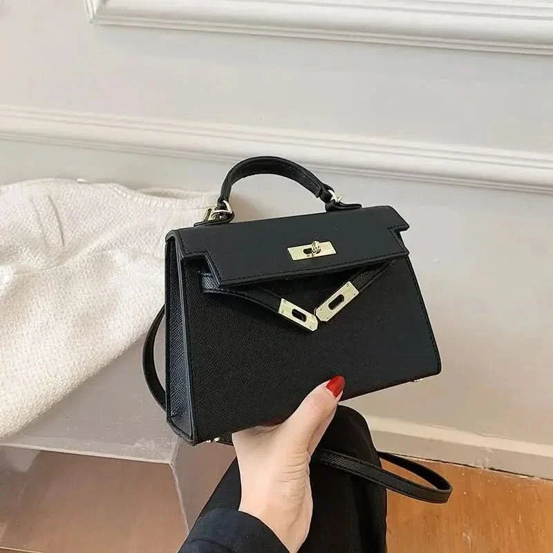 Sac à main élégant femme, noir moderne, design raffiné, compartiments pratiques, parfait bureau ou soirée.