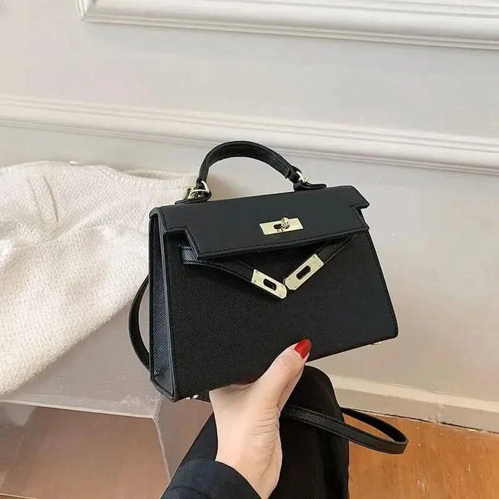 Sac à main élégant femme, noir moderne, design raffiné, compartiments pratiques, parfait bureau ou soirée.
