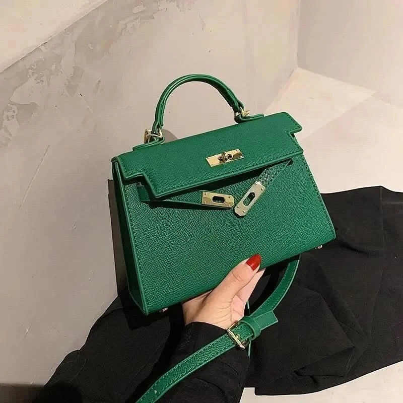Sac à main élégant femme, noir moderne, design raffiné, compartiments pratiques, parfait bureau ou soirée.