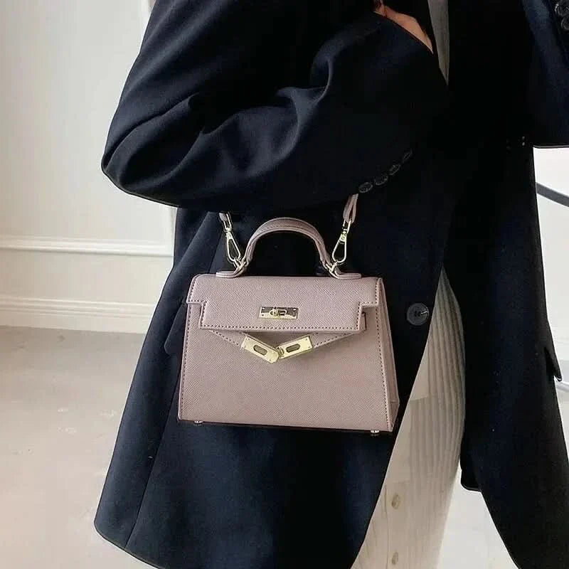 Sac à main élégant femme, noir moderne, design raffiné, compartiments pratiques, parfait bureau ou soirée.
