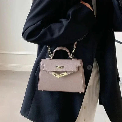 Sac à main élégant femme, noir moderne, design raffiné, compartiments pratiques, parfait bureau ou soirée.