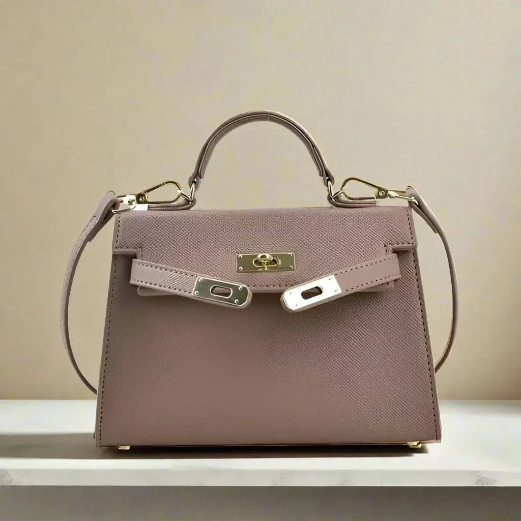 Sac à main élégant femme, noir moderne, design raffiné, compartiments pratiques, parfait bureau ou soirée.