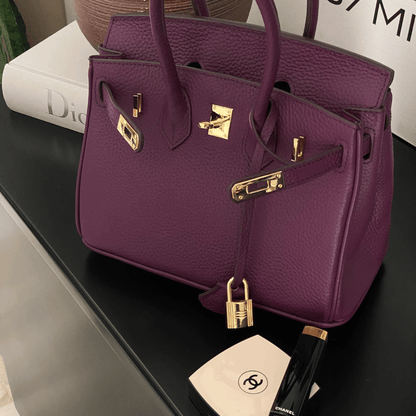 Sac à main en cuir pour femmes, chic, plusieurs couleurs, bandoulière, intérieur spacieux, style élégant et pratique.