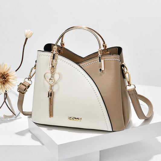 "Sac à main luxe en cuir brun et beige, silhouette élégante, détails raffinés, accessoire féminin moderne"