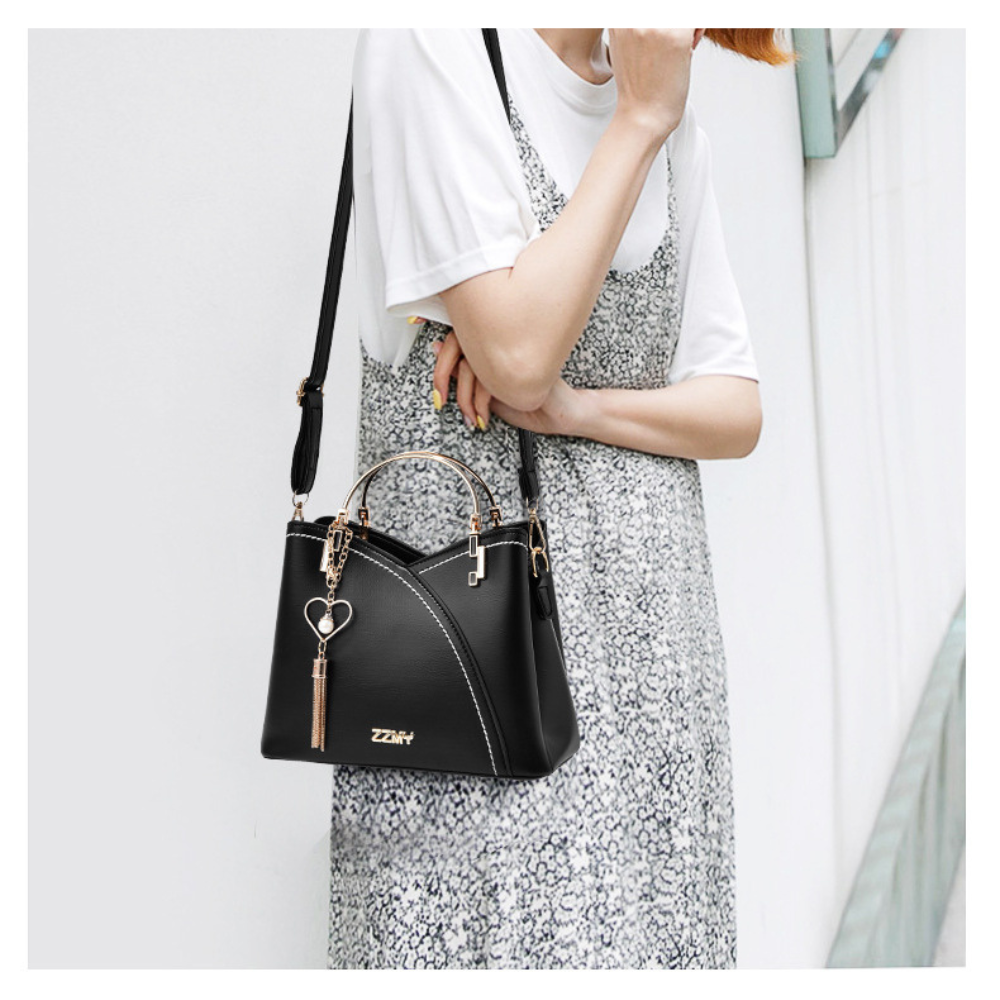 "Sac à main luxe en cuir brun et beige, silhouette élégante, détails raffinés, accessoire féminin moderne"