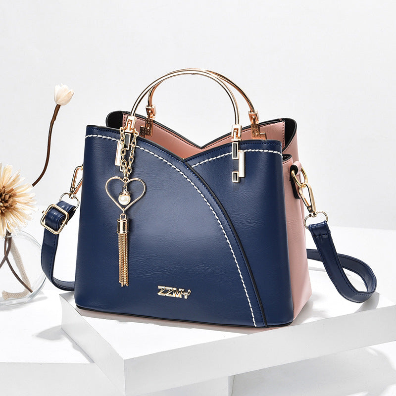 "Sac à main luxe en cuir brun et beige, silhouette élégante, détails raffinés, accessoire féminin moderne"