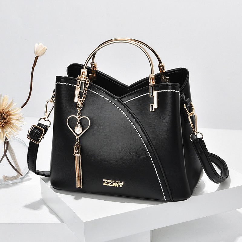 "Sac à main luxe en cuir brun et beige, silhouette élégante, détails raffinés, accessoire féminin moderne"