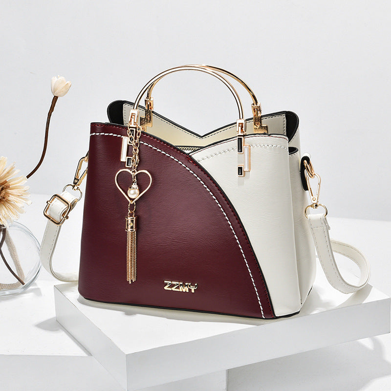 "Sac à main luxe en cuir brun et beige, silhouette élégante, détails raffinés, accessoire féminin moderne"