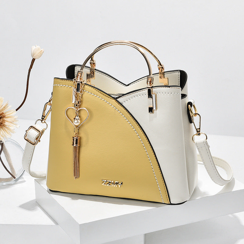 "Sac à main luxe en cuir brun et beige, silhouette élégante, détails raffinés, accessoire féminin moderne"