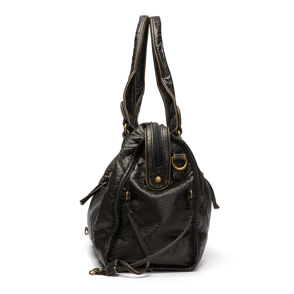 "Sac à main noir chic avec finitions dorées, bandoulière réglable et poches multiples pour une organisation élégante."