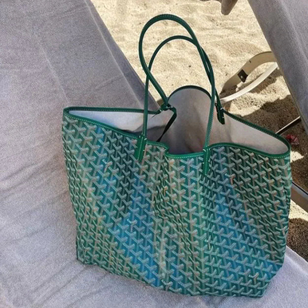 "Sac à main pour femmes, élégant et grand, couleurs variées, design minimaliste, haute qualité, parfait pour toutes occasions
