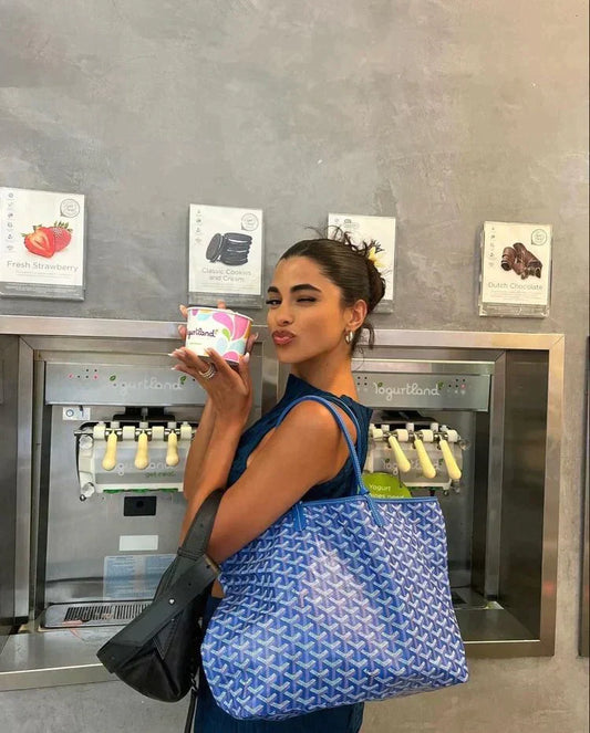 "Sac à main shopper luxe, élégant et pratique, design épuré, avec anses confortables en finition haute qualité."