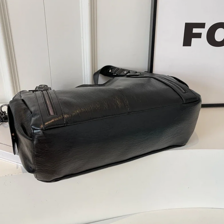 "Sac Amber en cuir végétal marron avec bandoulière, détails métalliques et poches, design élégant et spacieux pour femme."