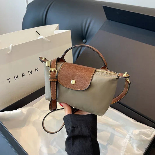 "Sac bandoulière chic automnal pour femmes, petite taille, design épuré, couleur kaki, idéal accessoires élégants."
