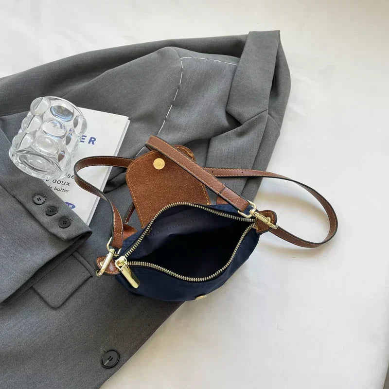 "Sac bandoulière chic automnal pour femmes, petite taille, design épuré, couleur kaki, idéal accessoires élégants."