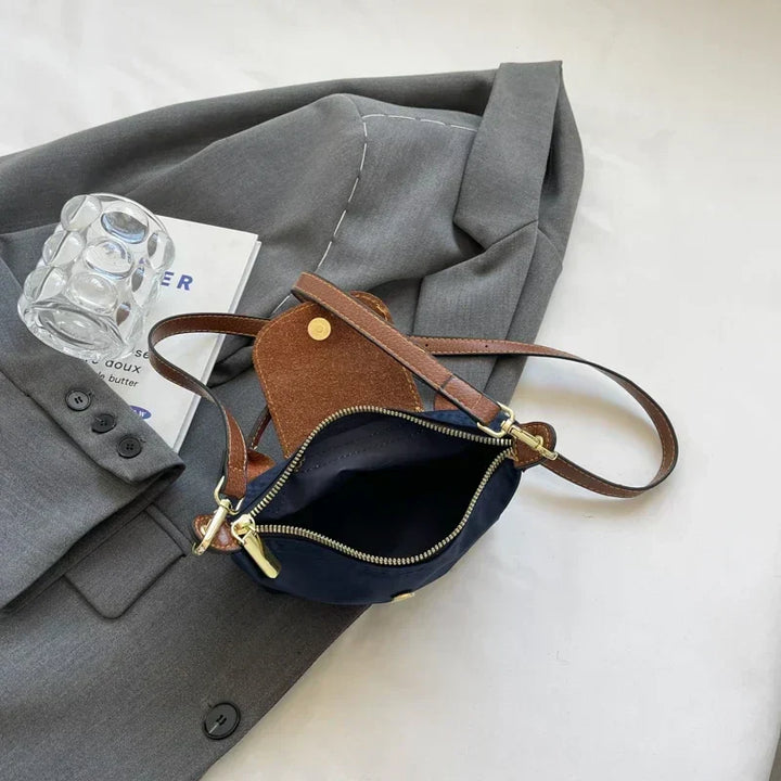 "Sac bandoulière chic automnal pour femmes, petite taille, design épuré, couleur kaki, idéal accessoires élégants."