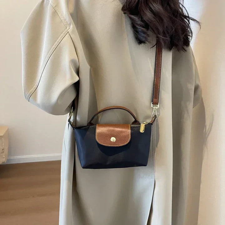 "Sac bandoulière chic automnal pour femmes, petite taille, design épuré, couleur kaki, idéal accessoires élégants."