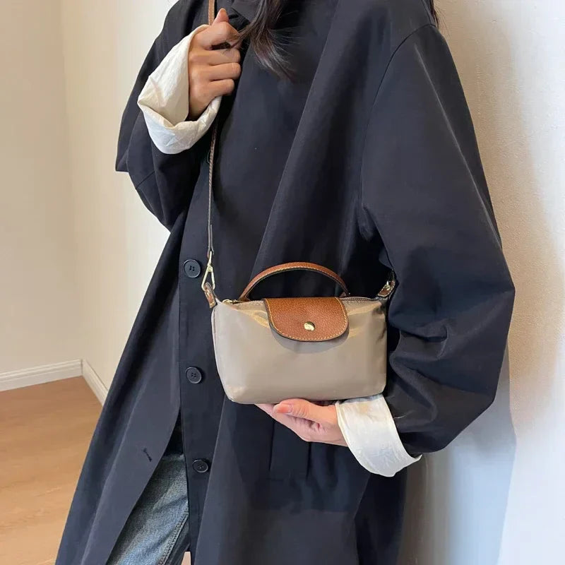 "Sac bandoulière chic automnal pour femmes, petite taille, design épuré, couleur kaki, idéal accessoires élégants."