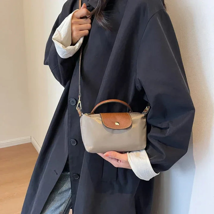 "Sac bandoulière chic automnal pour femmes, petite taille, design épuré, couleur kaki, idéal accessoires élégants."