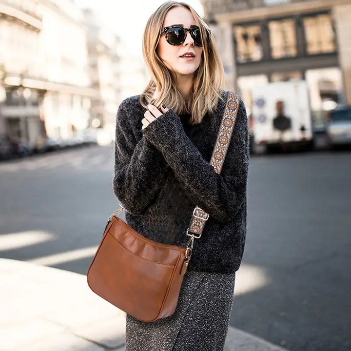 "Sac bandoulière en cuir végétalien Katelijne chic avec accents dorés, bandoulière ajustable et compartiments pratiques."