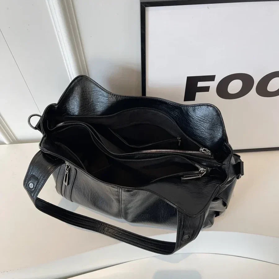 "Sac bandoulière femme Dakota en cuir synthétique, élégant, spacieux, bandoulière ajustable, vue de face, chic minimaliste"